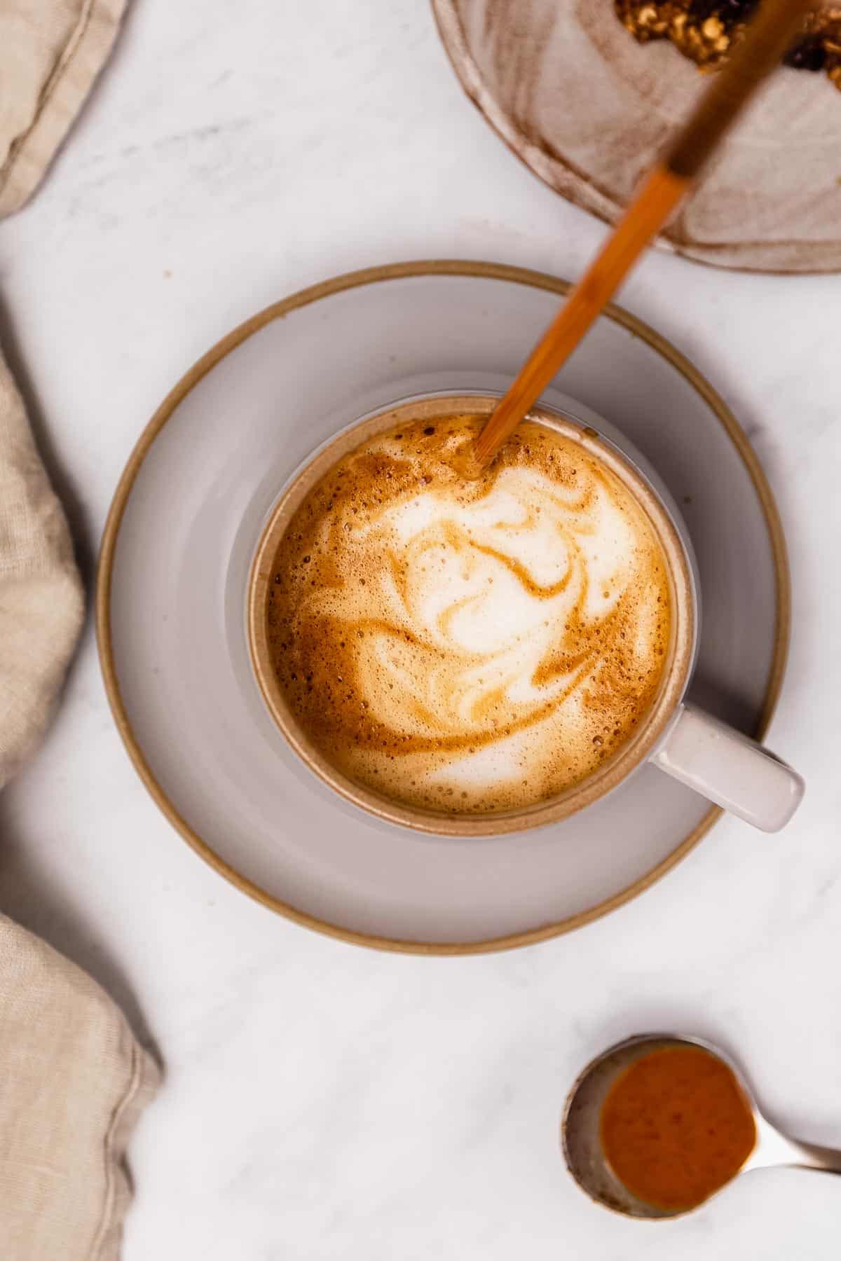 https://beautifulingredient.com/wp-content/uploads/2022/03/vegan-caramel-latte-art.jpg